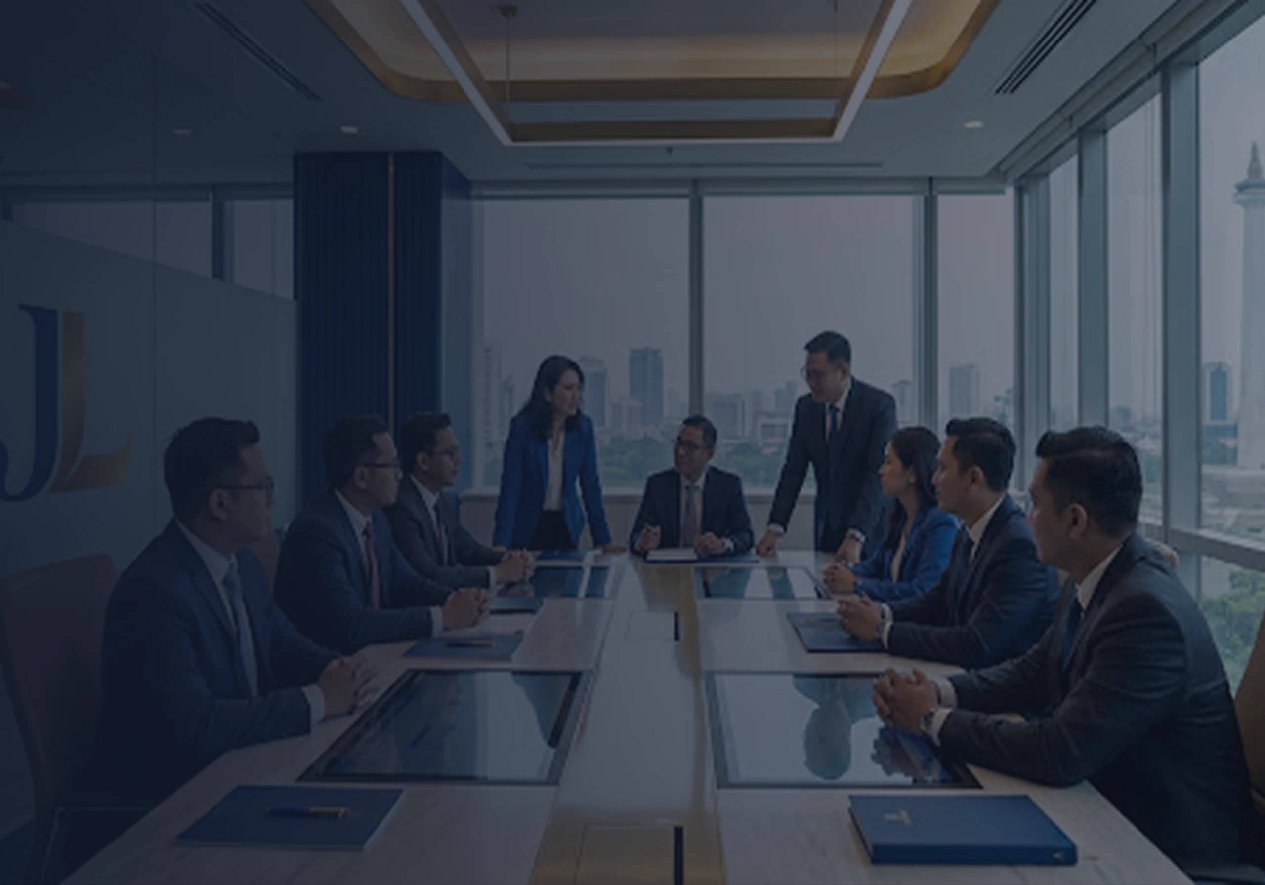 Tim konsultan hukum dalam ruang rapat modern